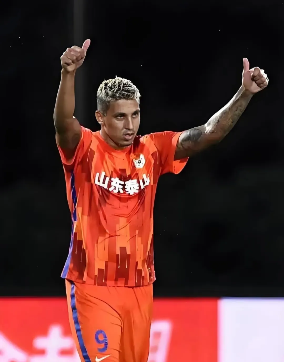 窗口期体能课后，山东泰山官宣签约备战欧超杯，球迷炸锅，临场指挥获称赞 