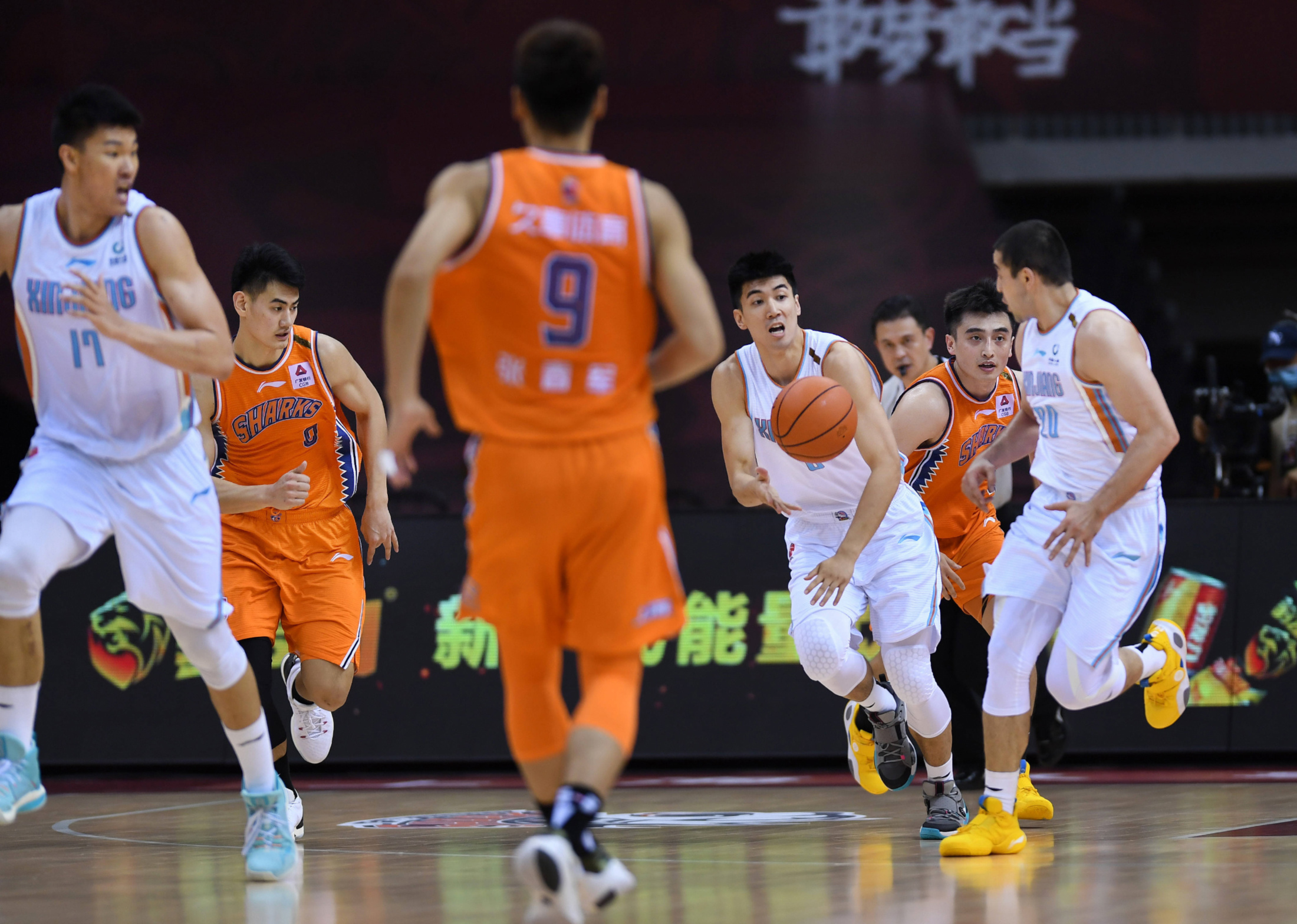 清晨体能课后，新疆广汇内部沟通备战足总杯，气氛紧张，临场指挥获称赞(片头彩条60秒什么意思)