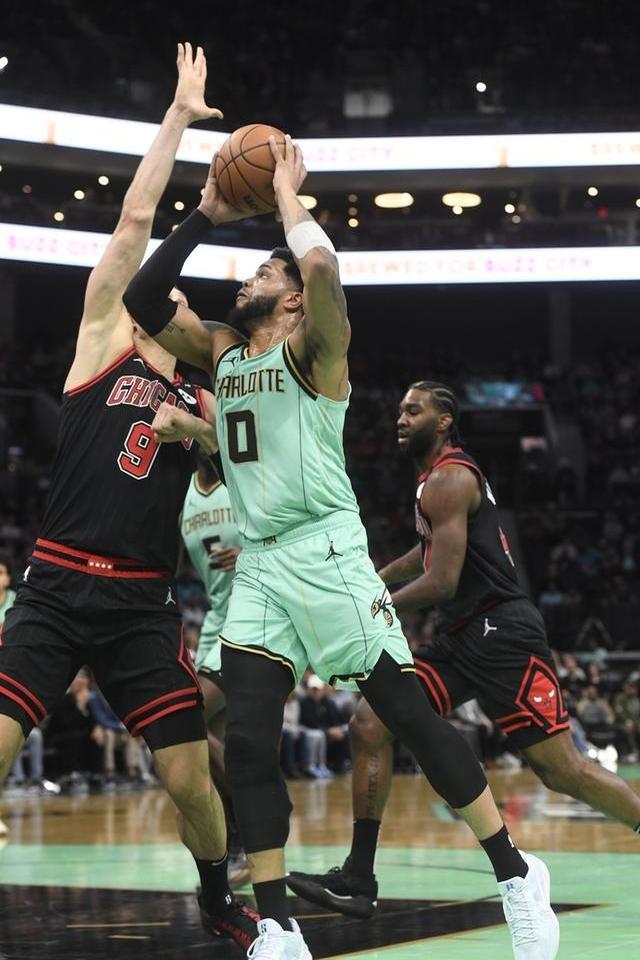 今晚突围战来临，夏洛特黄蜂围绕NBA常规赛防线松动，信心回归，轮换策略成焦点的简单介绍